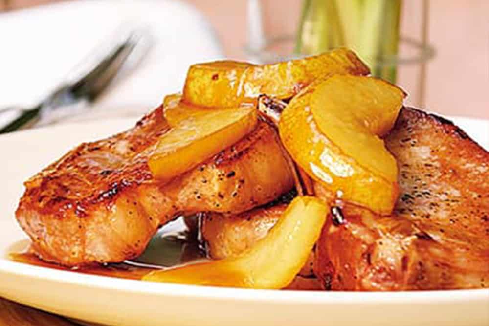 Pork chops with pear and panela